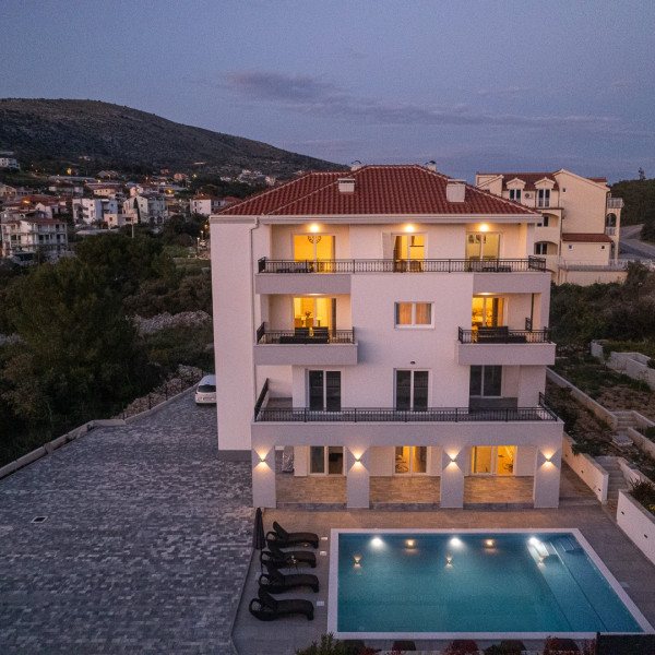 Villa Barbara & Zoran, Villa Barbara & Zoran with free parking and heated swimming pool, Seget Vranjica - Croatia Seget Vranjica