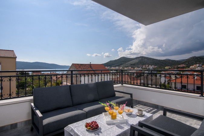 4+1 Apartment 4, Villa Barbara & Zoran with free parking and heated swimming pool, Seget Vranjica - Croatia Seget Vranjica