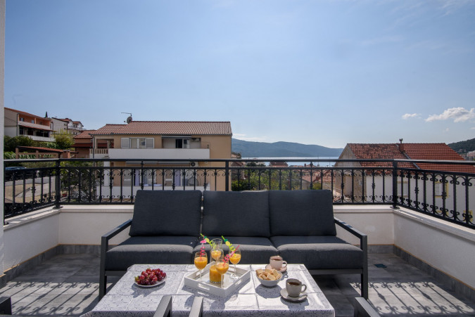 4+1 Apartment 4, Villa Barbara & Zoran with free parking and heated swimming pool, Seget Vranjica - Croatia Seget Vranjica